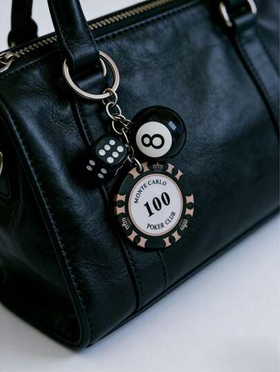 Creative Black Dice And Chip Pendant Keychain, Suitable For Backpacks, Car Keys, Water Bottles And Bags, A Multifunctional Decorative Item, Perfect As Holiday Gifts For Friends. Bag Pendant, Bag Chain, Bag Decoration Pendant, Bag Accessories, Souvenir Gifts, Wedding Souvenirs, Birthday Souvenirs, Party Gifts, Graduation Souvenirs