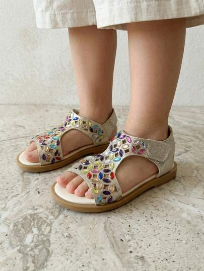 1 đôi dép xăng đan thời trang mùa hè cho trẻ em, thiết kế khoét lỗ đính đá nhiều màu sắc, khóa dán, dép đế bằng cho bé gái, phù hợp để phối đồ, đi biển.