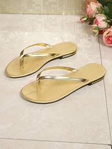女士平底人字拖，时尚简约细带露趾套脚休闲轻便拖鞋，适合夏季、居家、海滩、日常穿着 - 金色 - 查看 3