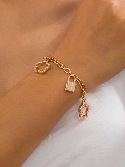 1pc Fashionable New Minimalist Luxury Sparkling Hollow Gold Clover Pendant Bracelet For Women