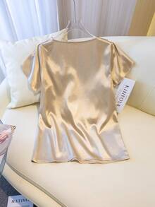 女士优雅斜领纽扣花瓣袖缎面套头衫，适合日常穿着，春夏款 - 卡其色 - 查看 2