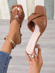 女士时尚方头白色漆皮绑带百搭细跟套脚优雅高跟凉鞋，大码 - 棕色 - 查看 5