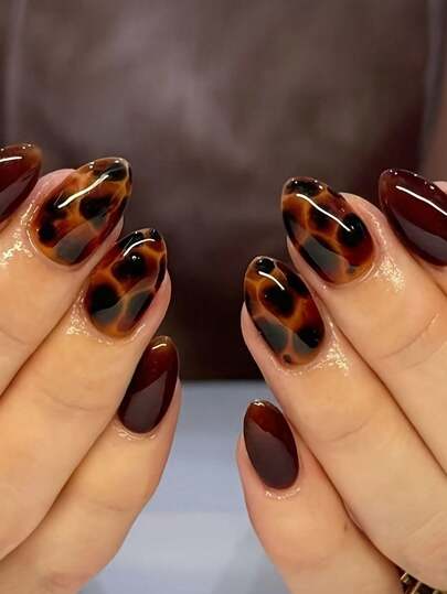 24片椭圆形棕色扎染全覆盖式美甲贴片，完美贴合指甲，套装包含1片果冻胶和1把指甲锉。简约的棕色扎染设计让您的指甲闪耀夺目，适合派对、舞蹈和日常佩戴。