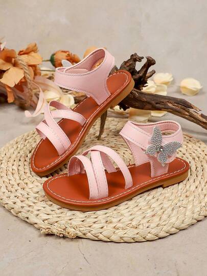 1双粉色幼儿/小女孩沙滩凉鞋，纯色防滑橡胶软底，闪亮蝴蝶装饰，魔术贴圆头设计，柔软PU材质，时尚可爱儿童平底露趾凉鞋，适合3-15岁女孩，日常、上学、演出、散步、旅行、派对、户外活动穿着，2026春夏新款女童鞋