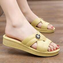 Sandalias de suela gruesa con talón de mujer Sandalias planas de cuatro hojas con pedrería metálica para mujer. Zapatos casuales sin cordones con suelas antideslizantes y resistentes al desgaste. Zapatillas de madre de tamaño mediano, refinadas y de alta gama, con diseño floral y puntera redondeada estilo hada. - Amarillo - Ver 7