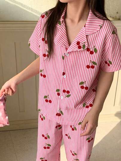 Detta moderiktiga och eleganta tvådelade pyjamaset för flickor inkluderar en körsbärsmönstrad röd- och vitrandig kortärmad topp och ett par långbyxor. Avslappnad och söt, lämplig för vår-, sommar- och höstkläder inomhus.