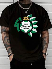 Corona dorada sobre un emblema circular verde y blanco que simboliza energía pasión y orgullo deportivo unido a la historia del club transmitiendo fuerza confianza y espíritu competitivo ideal para fanáticos del fútbol camiseta de hombre cómoda y moderna - Negro - Ver 1