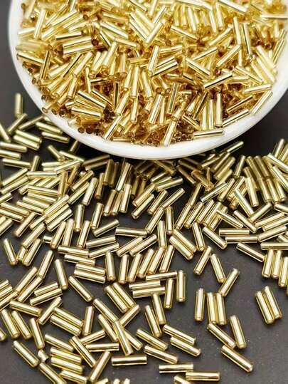 Aproximadamente 600 piezas de cuentas de tubo de vidrio dorado de 2x7mm, cuentas sueltas de color dorado brillante, largas y delgadas con agujeros, adecuadas para hacer pulseras, collares, aretes, decoraciones y accesorios para zapatos y ropa