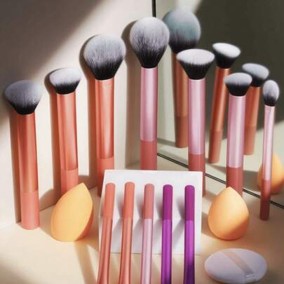 15件套多功能化妆刷套装，包含散粉刷、腮红刷、粉底刷、眼影刷、晕染刷、轮廓刷，以及斜切美妆蛋、圆形美妆蛋和白色粉扑，夏季风格，返校礼物佳品