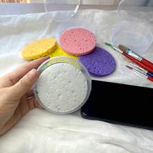 大容量吸水垫 - 提供多种颜色组合套装，适用于画笔、书法笔、调色盘和其他美术工具，有效清洁美术用品。每套包含一个透明圆形塑料盒和三张不同颜色的高吸水性吸水垫，可重复使用，是馈赠亲友的贴心礼物。 - 圓形 - 查看 10