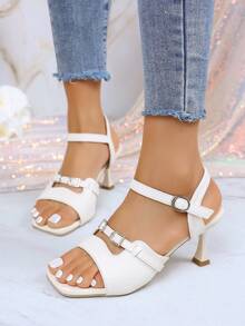 Giày cao gót mũi vuông màu trắng với quai kép và khóa bạc - Sandal đế dày phù hợp với quần jeans. - trắng - Xem 2