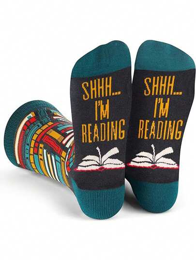 1 Đôi tất nam cao đến bắp chân, in chữ "Suỵt! Tôi đang đọc sách" phối màu tương phản, chất liệu cao cấp, thoáng khí, thấm hút mồ hôi, kiểu dáng thể thao năng động, sáng tạo và cá tính, phù hợp để mặc hàng ngày và làm quà tặng.