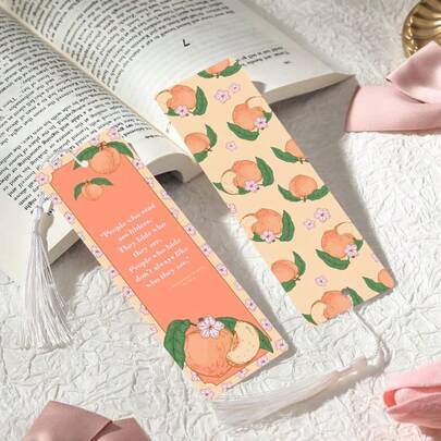 2个PET材质印花书签，蜜桃图案，精致美观，经久耐用，优雅别致，独特设计，适合日常使用或收藏。是开学季的最佳礼物，无论是自用还是赠送亲朋好友，都是独特而实用的选择，为阅读时光增添氛围和乐趣（流苏颜色随机）。