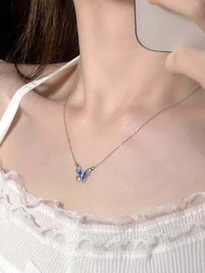 1件时尚简约奢华性感精致优雅百搭渐变蝴蝶吊坠项链，适合女性日常休闲、派对、音乐节佩戴，也是情人节礼物之选。