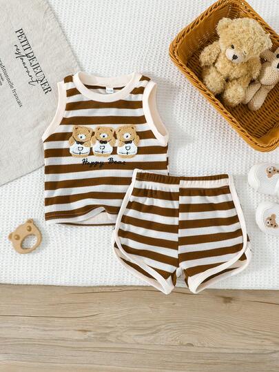 Bộ đồ 2 món cho bé trai gồm áo ba lỗ kẻ sọc thêu hình gấu và quần short thường ngày, thích hợp mặc hàng ngày.