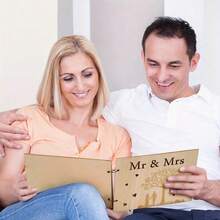 1本木质婚礼宾客签名册，可个性化刻字，亦可用作婚礼相册、结婚礼物、新郎新娘签到簿，适用于结婚纪念日、新郎新娘订婚等场合，共10页。 - 先生和夫人 - 查看 5