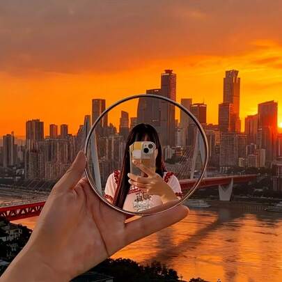 必备旅行摄影配件——小巧圆形镜，适用于摄影和自拍。多种尺寸可选。凸面镜设计，可实现广角拍摄。是馈赠亲友的理想旅行礼物。也可作为自拍工具，便携小巧，反射效果出色，尤其适合内容创作者。