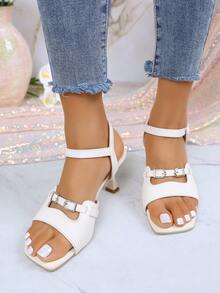 Giày cao gót mũi vuông màu trắng với quai kép và khóa bạc - Sandal đế dày phù hợp với quần jeans. - trắng - Xem 4