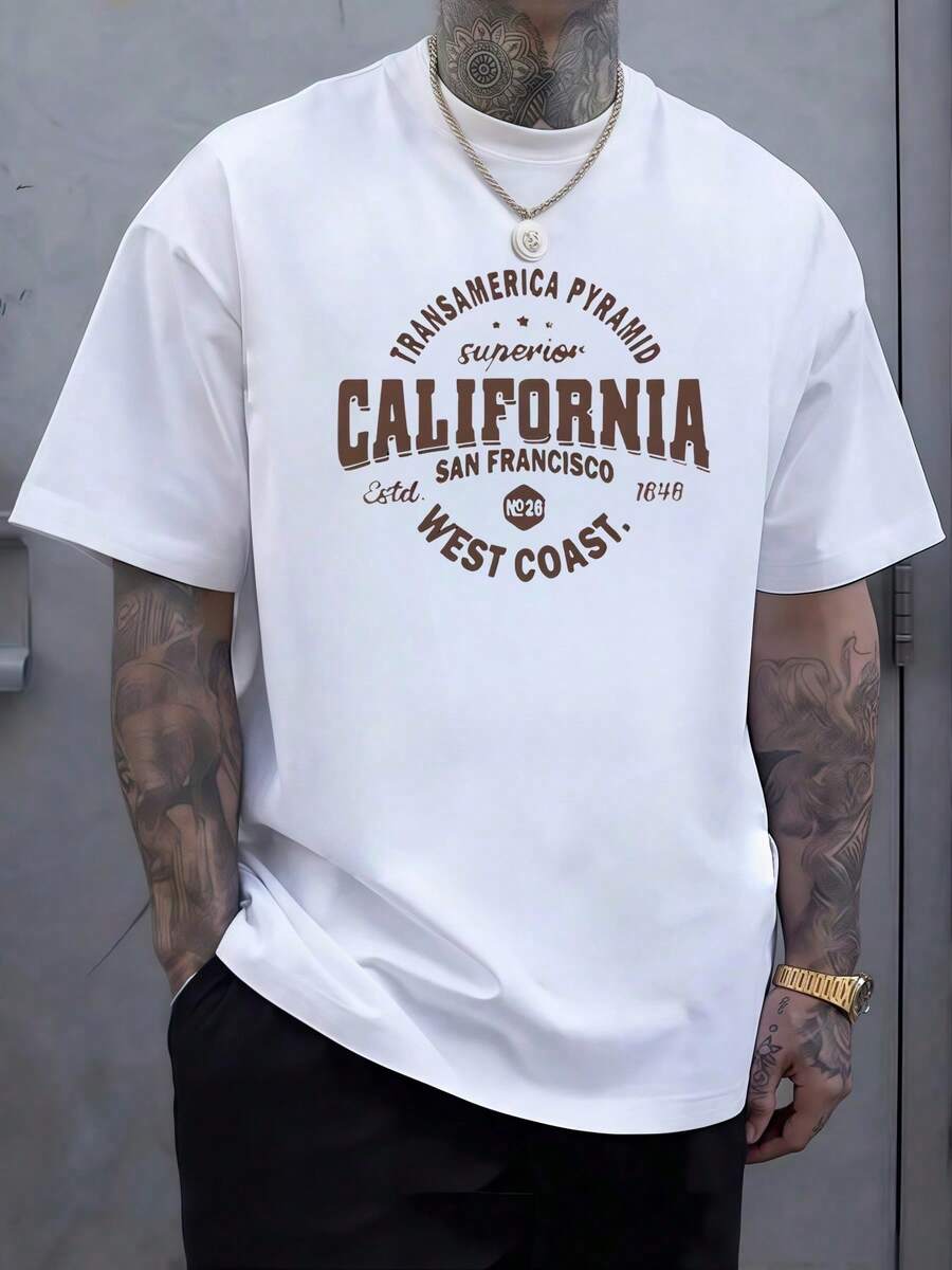 Texto gráfico que representa la energía aventurera de California con referencias a San Francisco la oeste y la emblemática Pirámide Transamerica evocando espíritu urbano moderno comodidad y autenticidad camiseta de hombre casual para diario - Blanco - Ver 1