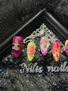 10 Stücke Mandelförmiges Nagel Acryl Set, lila Nägel, weiß-lila French Nägel, rosa & neongrün Farbverlauf, handgemalte lila Punkte & asymmetrische lila, rosa Linien & neongrüne Tropfen und andere geometrische Muster, 3D Harz Blumen & rosa Kirsch Strass kombiniert mit Metallblättern und anderen Nagel Accessoires, süßer und cooler Traummädchen Stil - Violett - Übersicht 5