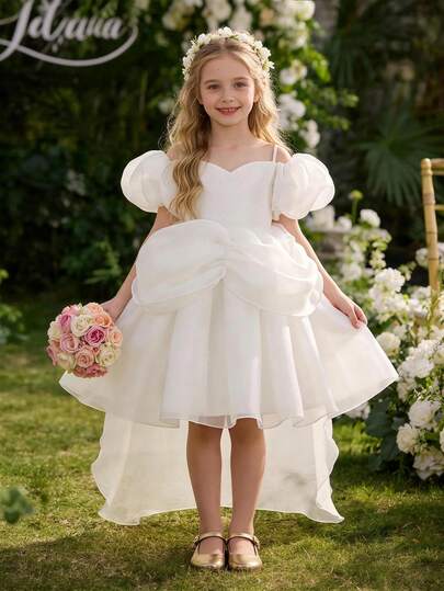 小女孩白色吊带花瓣袖薄纱公主裙，优雅派对礼服，适合女孩生日派对、宴会、正式场合、花童、婚礼、节日庆典等场合。