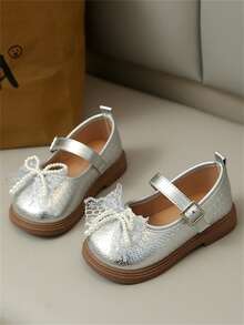 1 đôi giày bệt cho bé bằng da giả, thiết kế dập nổi họa tiết nơ bạc dễ thương, có miếng đệm massage và đế mềm chống trượt, phù hợp cho mùa xuân, hè, thu và đông. - Bạc - Xem 3