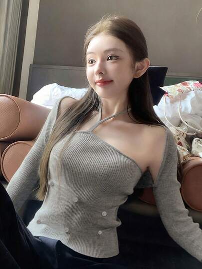 Bộ đồ nữ mùa Thu/Đông ngọt ngào và tối giản gồm áo len ống màu mơ và áo khoác ngắn cổ yếm, thích hợp cho các buổi đi chơi, hẹn hò, tiệc trà chiều.