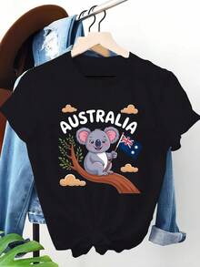T-shirt femme avec motif koala australien et drapeau - 100% décontracté, col rond, manches courtes, avec design de carte d'Australie et koala. Confort toute l'année, lavage machine. Vêtement à thème australien pour le port décontracté et les souvenirs de voyage. Coupe décontractée avec un koala joueur tenant le drapeau australien. Couleurs vives pour un port toute la journée. - Noir - Voir 2