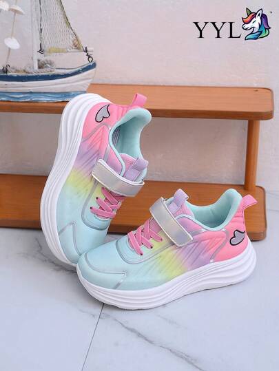 新款轻便防滑弹力跑鞋，时尚舒适，适合校园穿搭、休闲穿着和跑步，采用魔术贴设计，方便穿脱。