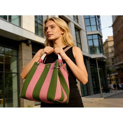 2026新款复古花卉针织手提包，女士复古撞色托特包，聚酯纤维材质，配有固定肩带和安全扣，适合工作通勤和日常使用。