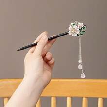 3 piezas Clip de pelo con borlas de estilo chino, nuevo accesorio de pelo elegante y minimalista de cheongsam chino. El eje del clip de pelo negro está decorado con diseños florales y de hojas blancas, rosas y verdes, con colgantes de borlas con perlas y aspecto de jade. Adecuado para Hanfu, atuendos de estilo chino moderno y como accesorio de estilo chino diario. Combina la estética tradicional del clip de pelo con un diseño moderno, perfecto para los amantes de la antigua cultura china. - Multicolor - Ver 9
