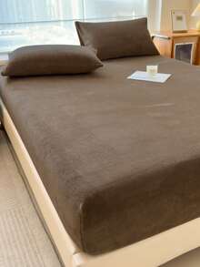 Solid Deep Brown Skin-Friendly Soft Comfortable Warm Crystal Velvet Fitted Sheet 3 Pieces Set (1*Fitted Sheet + 2*Pillowcases), Machine Washable, Suitable For Bedroom & Guest Room, All Seasons - Coffee Brown - View 2