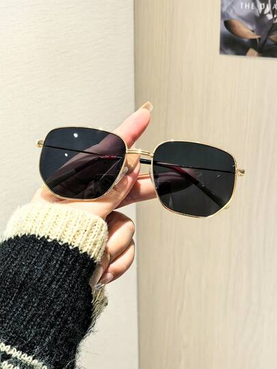 1副女士方形时尚眼镜，轻盈金属镜框，佩戴舒适无压迫感，灰色镜片，复古百搭，适合搭配各种服饰，附眼镜盒