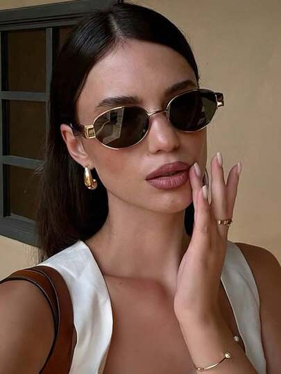 一副椭圆形个性化金属复古时尚眼镜，适合女性，是夏季海滩度假、户外活动和旅行的时尚配饰，复古椭圆形镜框，INS街头复古时尚，搭配旅行海滩配饰，Y2K复古风格，适合日常佩戴和户外活动。