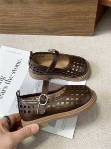 1 đôi giày da thật màu nâu dễ thương, thiết kế khoét rỗng, có đệm massage, đế mềm chống trượt cho bé, thích hợp cho mùa xuân, hè, thu và đông. - màu nâu - Xem 1