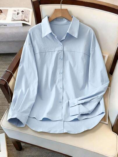 女士休闲纯色长袖衬衫，浅蓝色宽松版型，纽扣门襟，落肩设计，弧形下摆