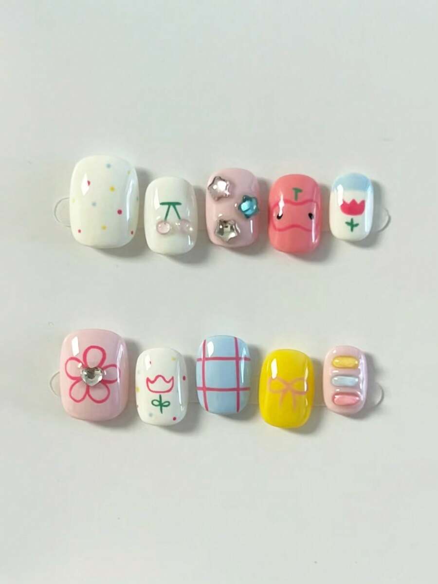 10片手工制作的短椭圆形彩色美甲贴纸,包含马卡龙色、手绘花朵、苹果、樱桃、蝴蝶结等可爱卡通图案,适合女性和女孩在春、夏、秋、冬四季的节日、派对和日常场合佩戴。 - 彩色 - 查看 1