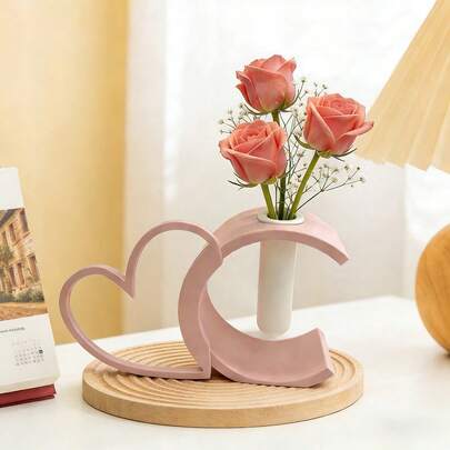 Bình hoa hình trái tim rỗng - Bình cắm hoa trang trí lãng mạn. Thiết kế bình hoa hình trái tim rỗng độc đáo kết hợp giữa sự sáng tạo và vẻ đẹp; được làm từ chất liệu nhựa nhẹ, dễ dàng vệ sinh. Mỗi chiếc phù hợp để cắm những bó hoa nhỏ như hoa hồng, hoa tulip, v.v. Có thể đặt trên bàn phòng khách, bàn ăn, bệ cửa sổ, v.v. Đây là món quà thể hiện tình yêu và lòng biết ơn vĩnh cửu.