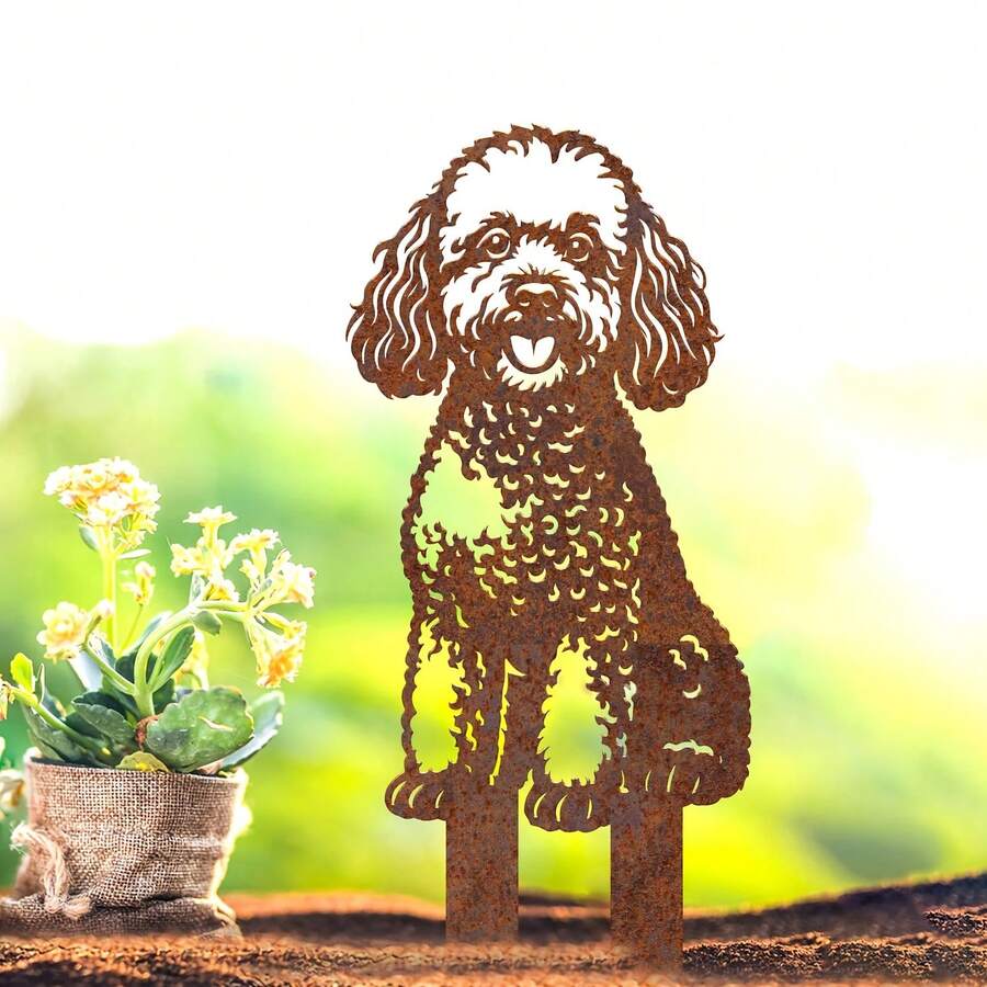 Estaca de jardim em metal enferrujado com desenho de poodle, peça decorativa para quintal em estilo campestre, com acabamento rústico, ideal para decoração de jardim e como presente para donos de animais de estimação e amantes de cães. - A - Ver 1