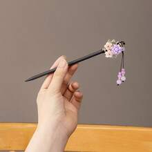 3 piezas Clip de pelo con borlas de estilo chino, nuevo accesorio de pelo elegante y minimalista de cheongsam chino. El eje del clip de pelo negro está decorado con diseños florales y de hojas blancas, rosas y verdes, con colgantes de borlas con perlas y aspecto de jade. Adecuado para Hanfu, atuendos de estilo chino moderno y como accesorio de estilo chino diario. Combina la estética tradicional del clip de pelo con un diseño moderno, perfecto para los amantes de la antigua cultura china. - Multicolor - Ver 10