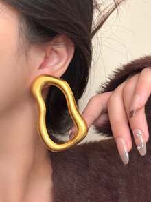 1 Đôi bông tai kim loại rỗng bất đối xứng, kiểu dáng Châu Âu và Mỹ, thời trang cá tính, cỡ lớn, thích hợp làm quà tặng cho phụ nữ, bé gái, khi đi du lịch, dự đám cưới, tiệc tùng, sinh nhật, Giáng sinh 2026. - vàng mờ - Xem 3