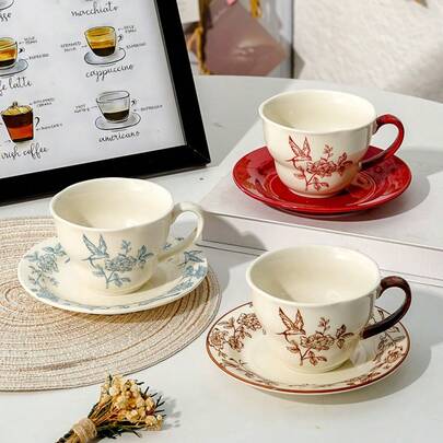 一套INS风花鸟陶瓷杯碟，红色底座，花卉图案，提升餐桌装饰格调，高品质咖啡杯碟套装，自用或送礼皆宜。