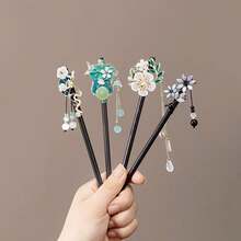 3 piezas Clip de pelo con borlas de estilo chino, nuevo accesorio de pelo elegante y minimalista de cheongsam chino. El eje del clip de pelo negro está decorado con diseños florales y de hojas blancas, rosas y verdes, con colgantes de borlas con perlas y aspecto de jade. Adecuado para Hanfu, atuendos de estilo chino moderno y como accesorio de estilo chino diario. Combina la estética tradicional del clip de pelo con un diseño moderno, perfecto para los amantes de la antigua cultura china. - Multicolor - Ver 1