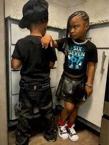 Camiseta de manga corta con estampado de letra y gráfico de dibujos animados para niño pequeño - Negro - Ver 2