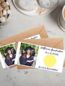 Thiệp Tốt Nghiệp Cào Tùy Chỉnh Cá Nhân - 21x10cm, Món Quà Kỷ Niệm Tốt Nghiệp Tương Tác & Vui Nhộn. Thiệp này có ảnh của người tốt nghiệp, dòng chữ cá nhân hóa như "William tốt nghiệp ngày 6 tháng 6 năm 2026," và một khu vực cào để lộ ra các thông báo như "Rất tiếc, bạn không trúng" hoặc "Trúng rồi!". - Nhiều màu - Xem 4