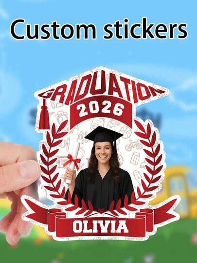 Nhãn dán ảnh tốt nghiệp cá nhân hóa - Kích thước: 5cm * 4.6cm (1.97in * 1.81in). Là vật kỷ niệm trang trí và lưu niệm ý nghĩa, những nhãn dán rực rỡ này có ảnh của người tốt nghiệp, dòng chữ "GRADUATION 2026" và thiết kế vòng nguyệt quế. Vòng nguyệt quế và ruy băng có sáu màu: vàng, hồng, bạc, xanh lá cây, xanh dương và tím. Hoàn hảo làm quà tặng tốt nghiệp, phù hợp cho người tốt nghiệp, sinh viên và các thành viên trong gia đình. Lý tưởng để trang trí sổ tay, hộp bút hoặc làm quà tặng cho bạn bè cùng lớp.