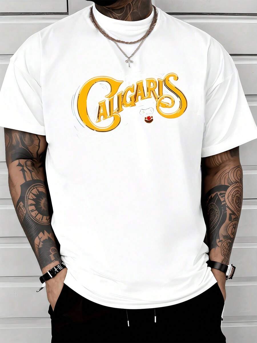 Letra artística con palabra Caligaris en tono amarillo destacando energía alegría y pasión con un pequeño rostro de payaso que simboliza humor unión y espíritu libre ideal para quienes disfrutan marcar presencia camiseta de hombre casual cómoda y moderna - Blanco - Ver 1