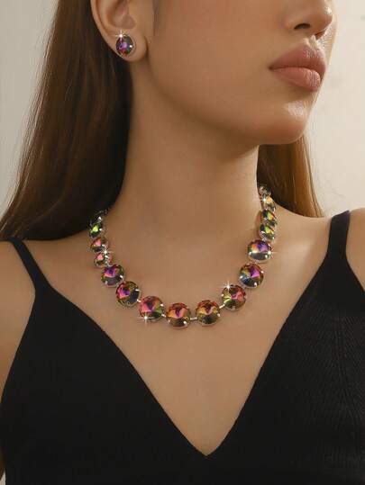 1条高档彩色圆形项链，镶嵌闪亮水钻，适合女性日常佩戴，也可作为婚礼或派对礼物。