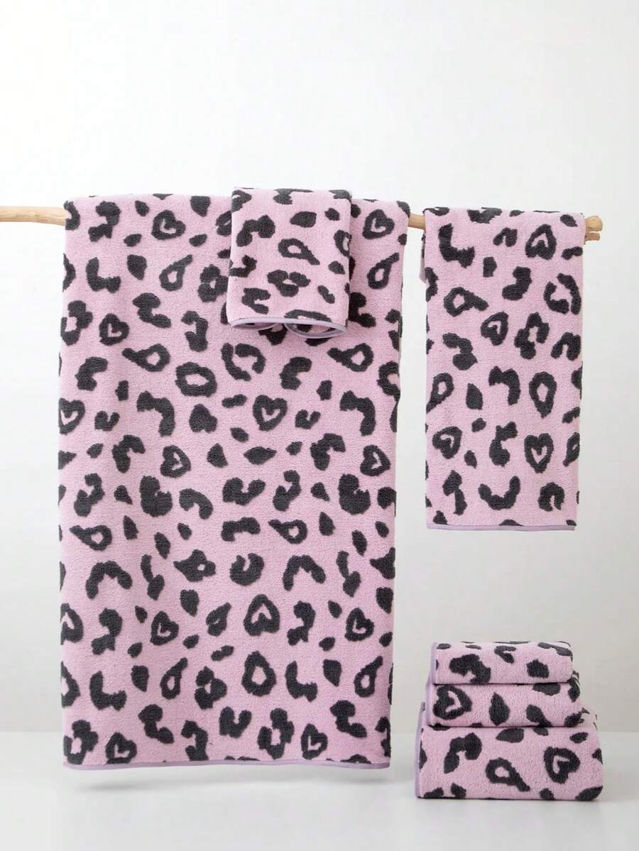 1pc Thin Polyester Large Purple Bath Towel/Hand Towel/Square Towel, Heart Pattern, Unisex, Suitable For All Seasons, Absorbent And Soft, Perfect For Bathroom, Holiday Gift, School, Outdoor Travel, Home Decor And Beach