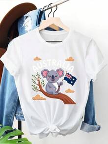 T-shirt femme avec motif koala australien et drapeau - 100% décontracté, col rond, manches courtes, avec design de carte d'Australie et koala. Confort toute l'année, lavage machine. Vêtement à thème australien pour le port décontracté et les souvenirs de voyage. Coupe décontractée avec un koala joueur tenant le drapeau australien. Couleurs vives pour un port toute la journée. - Noir - Voir 1
